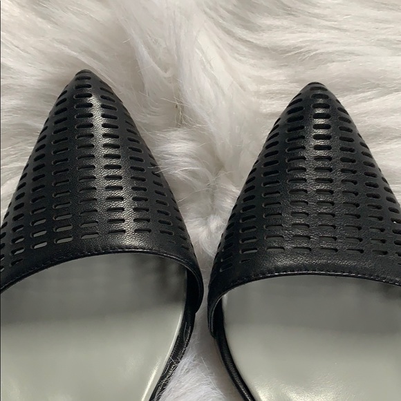 BCBGMaxAzria Coll perf pointy toe heel - Picture 5 of 6